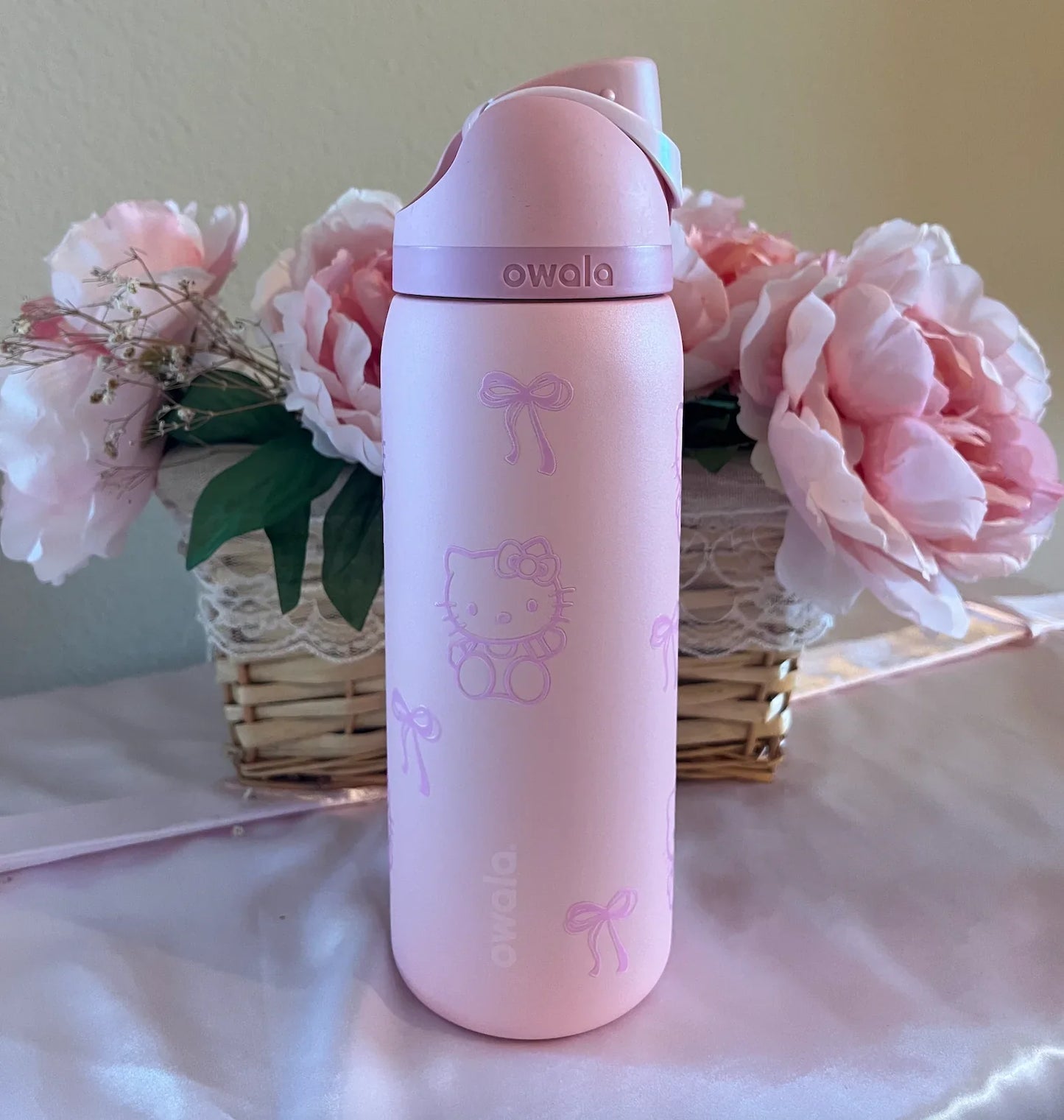 Owala X Hello Kitty 32 Oz Freesip Bottle