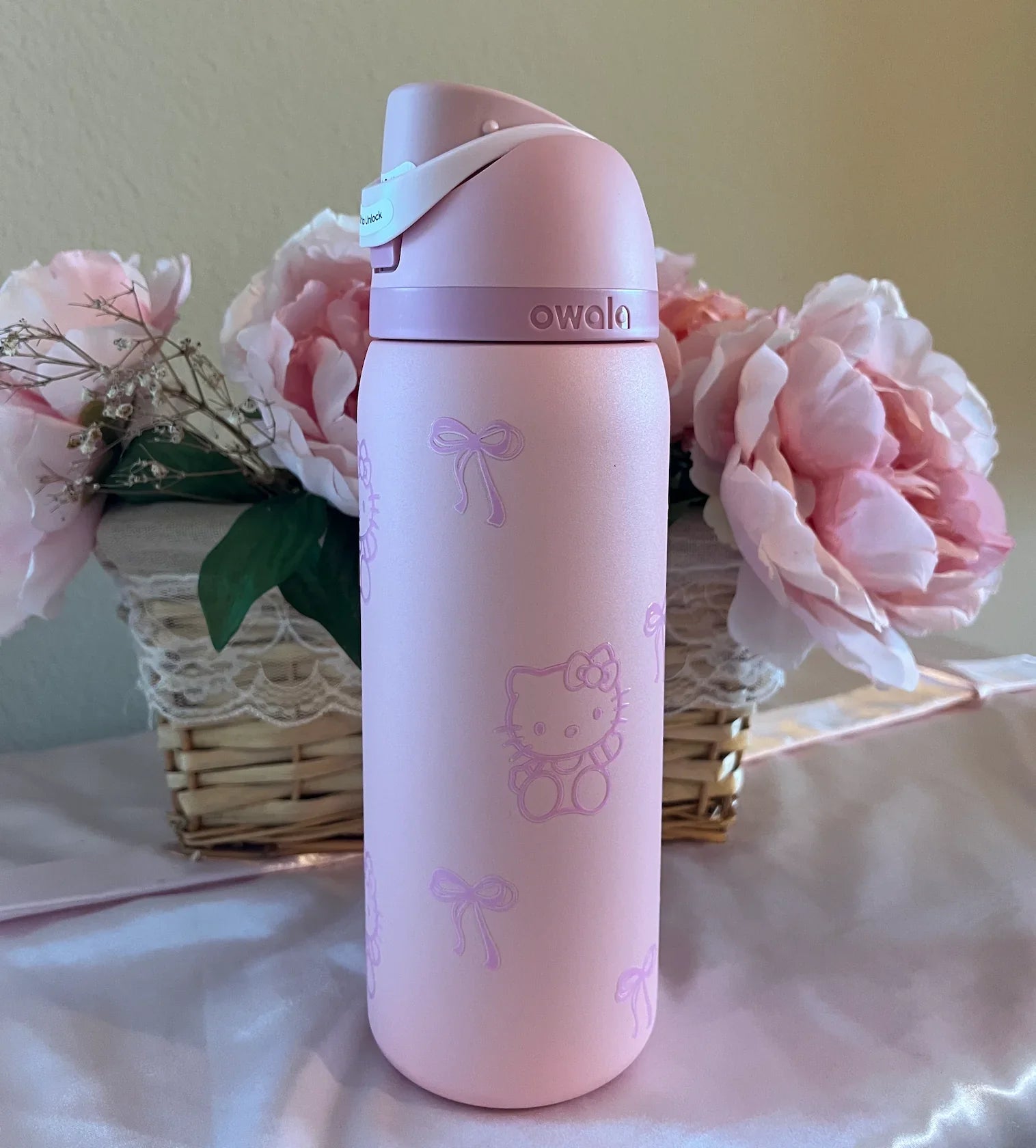 Owala X Hello Kitty 32 Oz Freesip Bottle